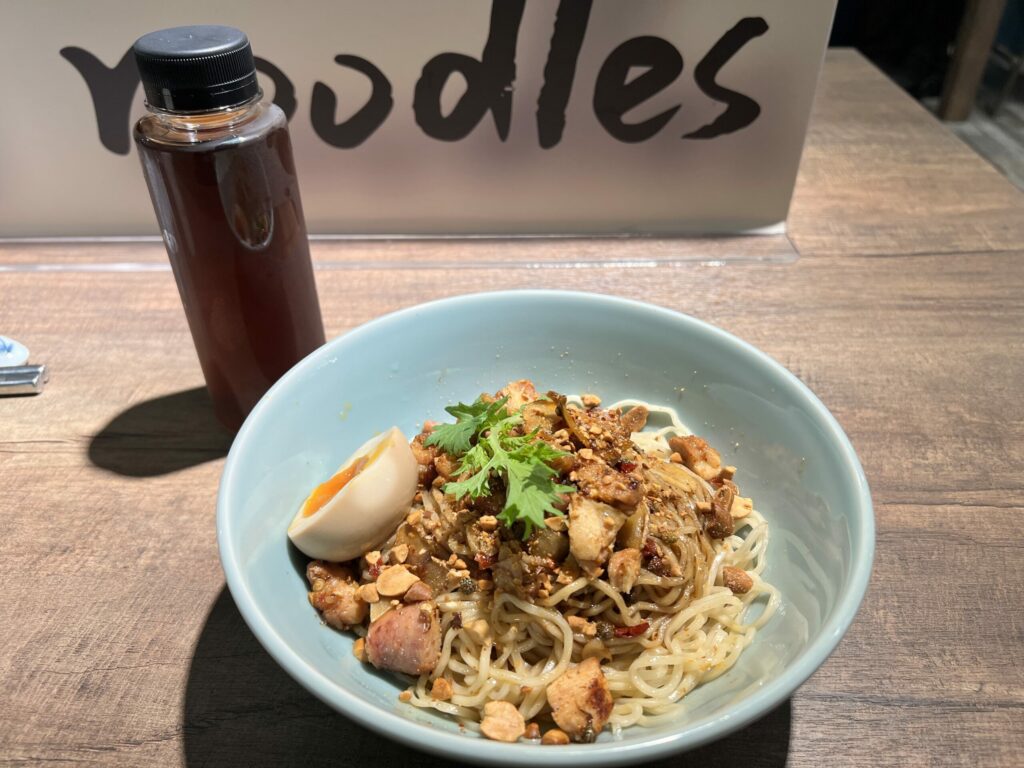 江子翠晚餐推薦|二鬼麵舖 | 麻與辣的獨特風味,必點特色小菜「每日限量口水雞」 辣子雞丁拌麵 | $190
