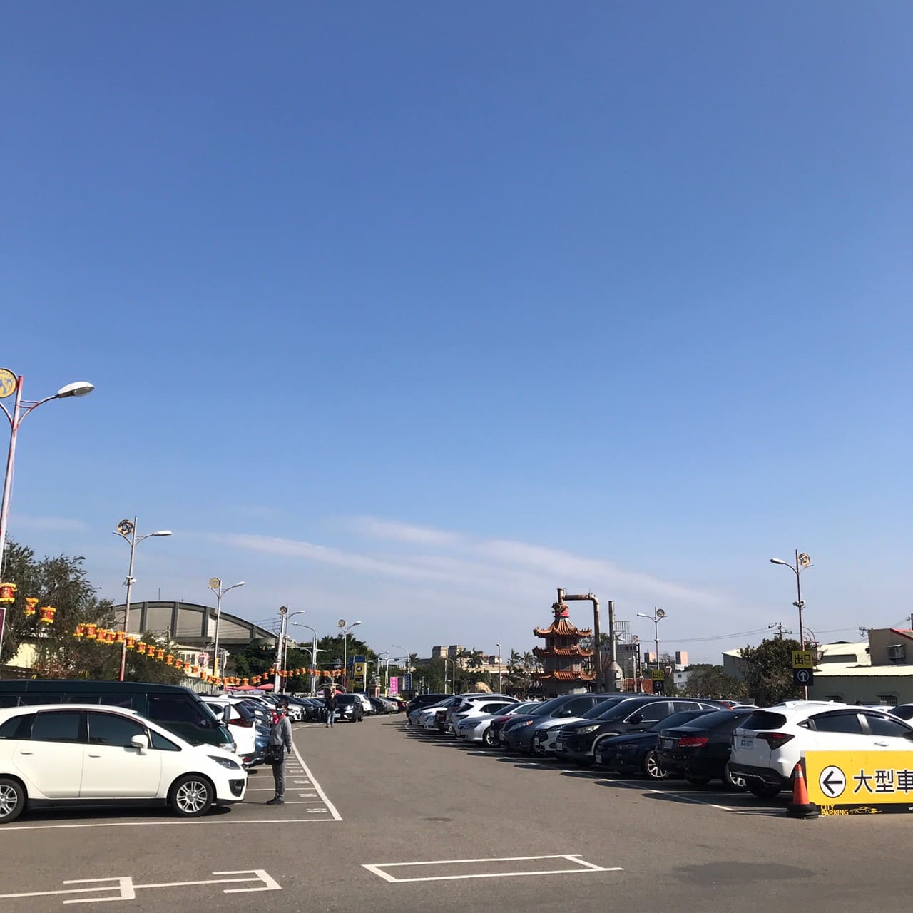 彰化五倍卷放大之旅|不只有高CP手工漢堡、30公分巨傘,復古旗袍更讓妳變身華燈初上女主角! 天后宮進香停車場
