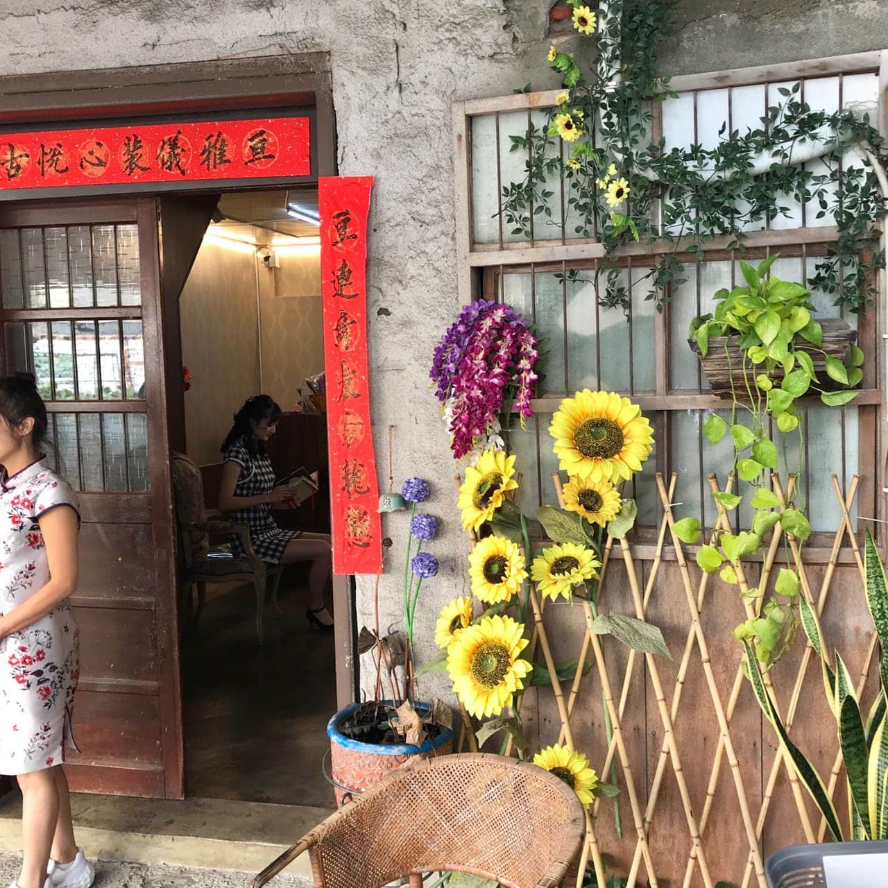 彰化五倍卷放大之旅|不只有高CP手工漢堡、30公分巨傘,復古旗袍更讓妳變身華燈初上女主角! 亘古館門口造景