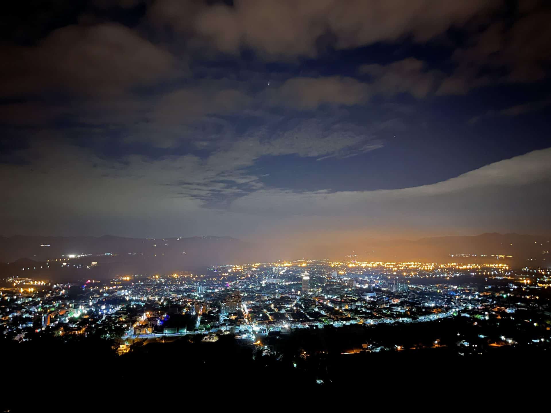 虎嘯山莊|俯瞰整片埔里盆地夜景,全台獨一無二飛行傘露營區 叮咚News|分享新奇與樂趣