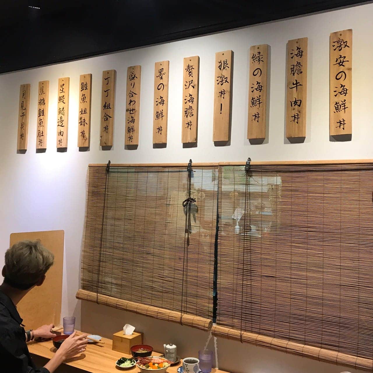 桃園一日遊|中壢市區親子古蹟景點/草泥馬、梅花鹿、水豚君一次擁有/巷弄內超人氣海鮮丼! 店內座位