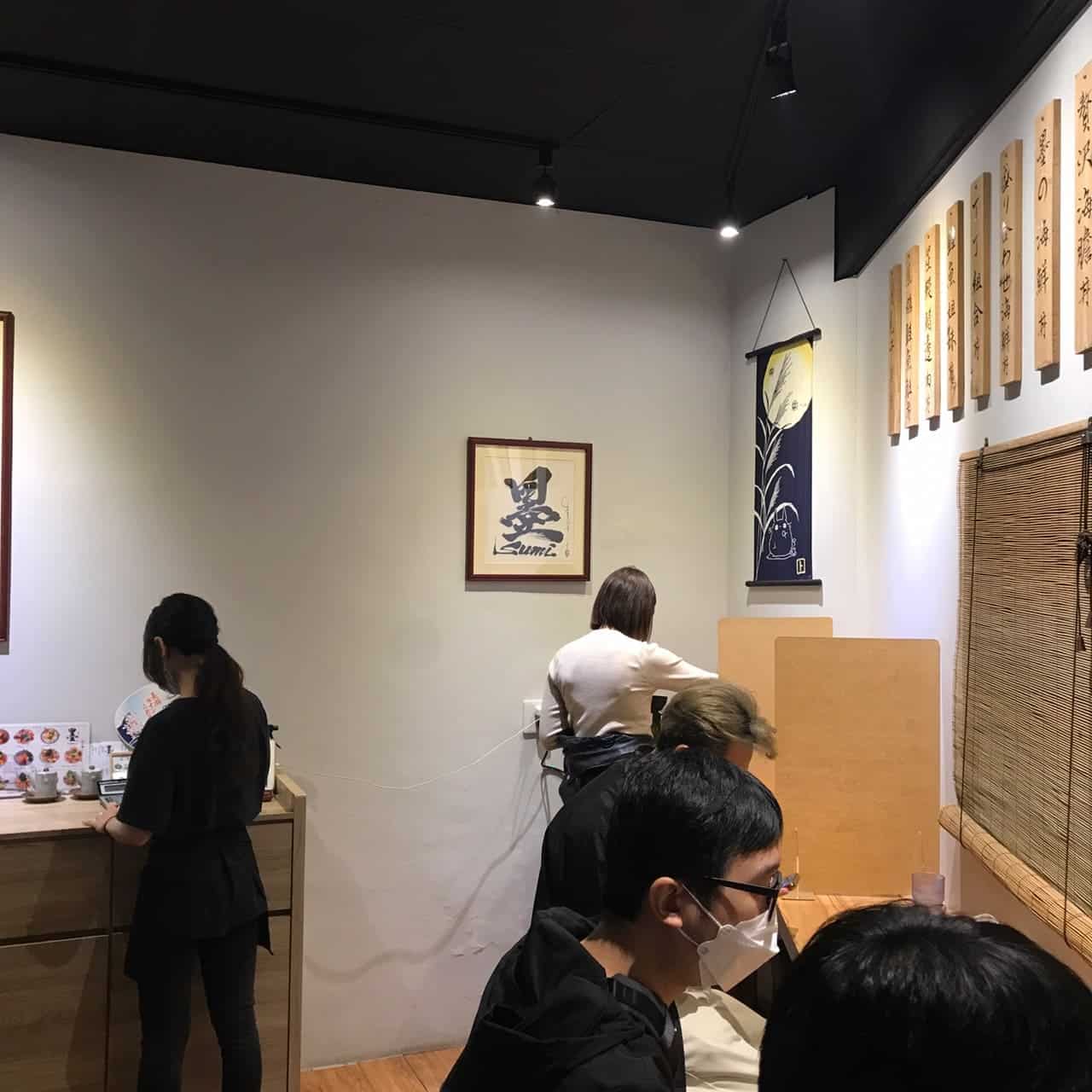 桃園一日遊|中壢市區親子古蹟景點/草泥馬、梅花鹿、水豚君一次擁有/巷弄內超人氣海鮮丼! 店內座位