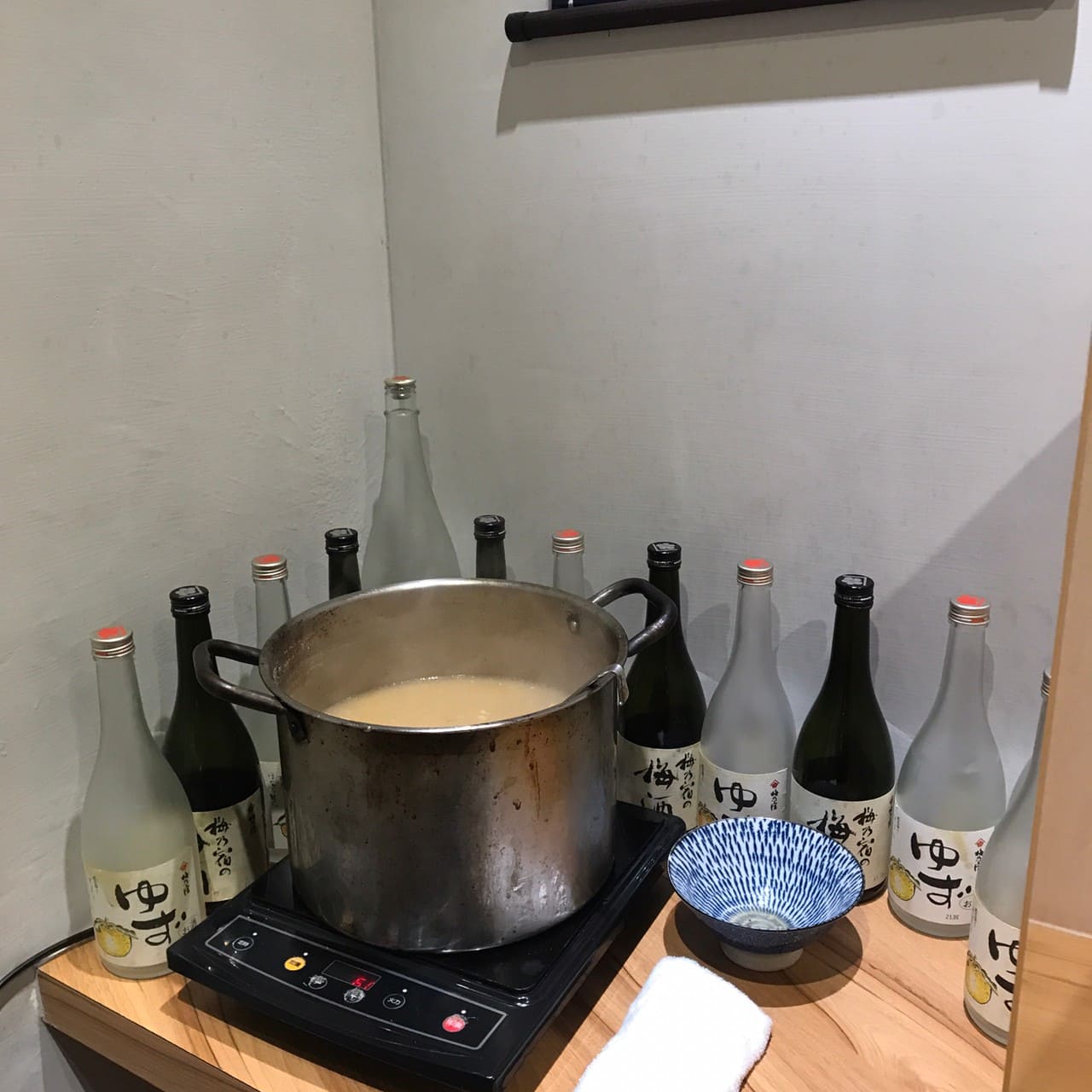 桃園一日遊|中壢市區親子古蹟景點/草泥馬、梅花鹿、水豚君一次擁有/巷弄內超人氣海鮮丼! 店內座位