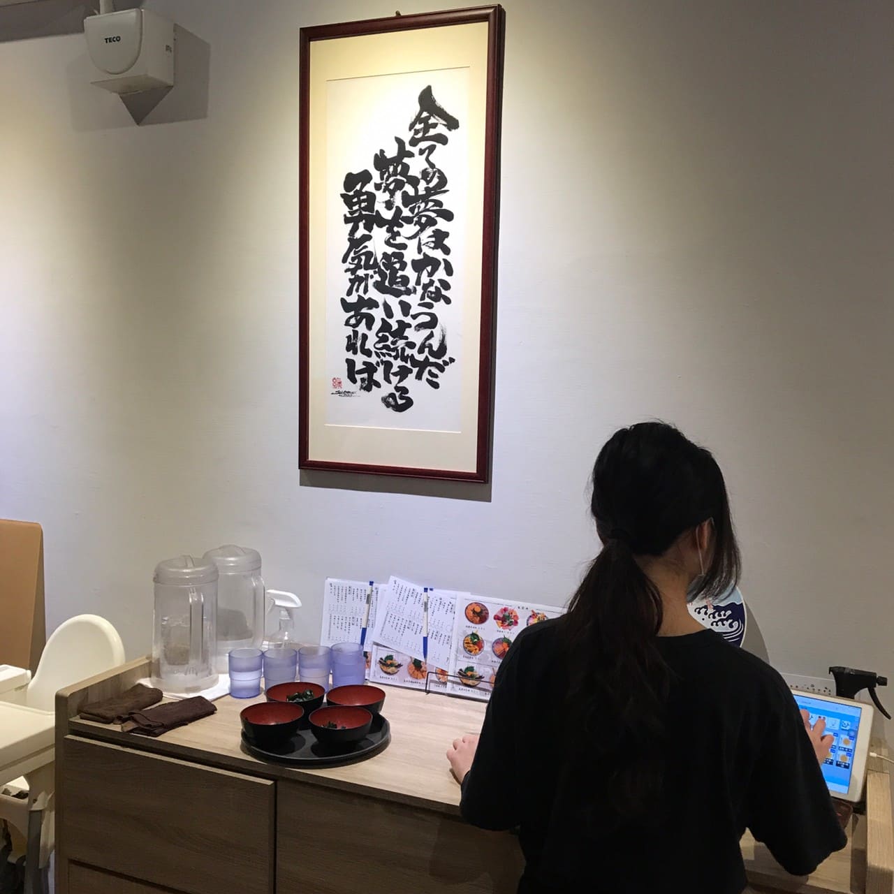 桃園一日遊|中壢市區親子古蹟景點/草泥馬、梅花鹿、水豚君一次擁有/巷弄內超人氣海鮮丼! 店內座位