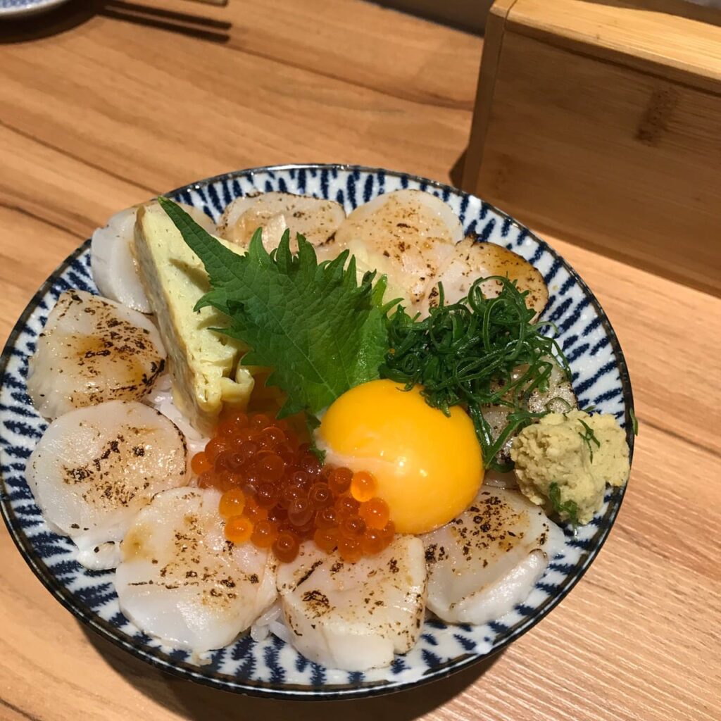 桃園一日遊|中壢市區親子古蹟景點/草泥馬、梅花鹿、水豚君一次擁有/巷弄內超人氣海鮮丼! 月見炙燒干貝丼