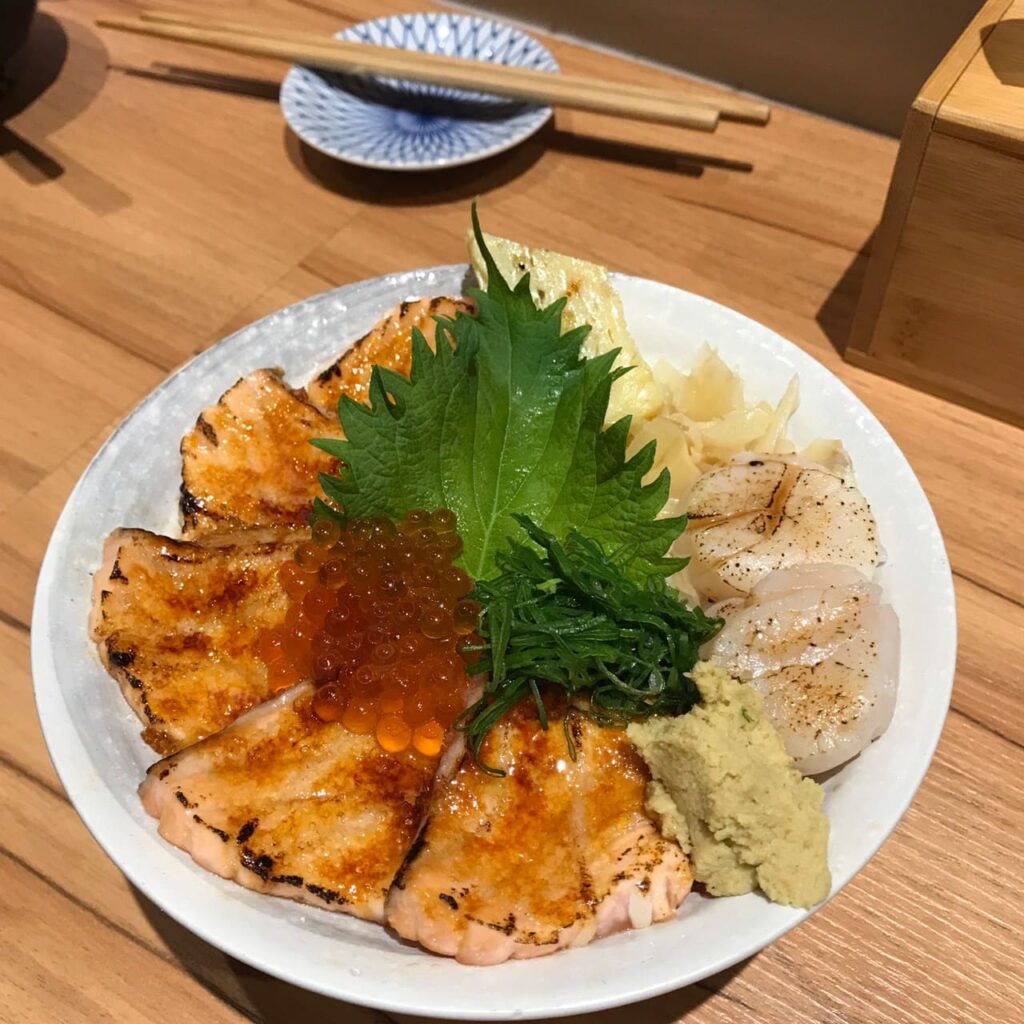 桃園一日遊|中壢市區親子古蹟景點/草泥馬、梅花鹿、水豚君一次擁有/巷弄內超人氣海鮮丼! 炙燒焦糖鮭魚肚丼