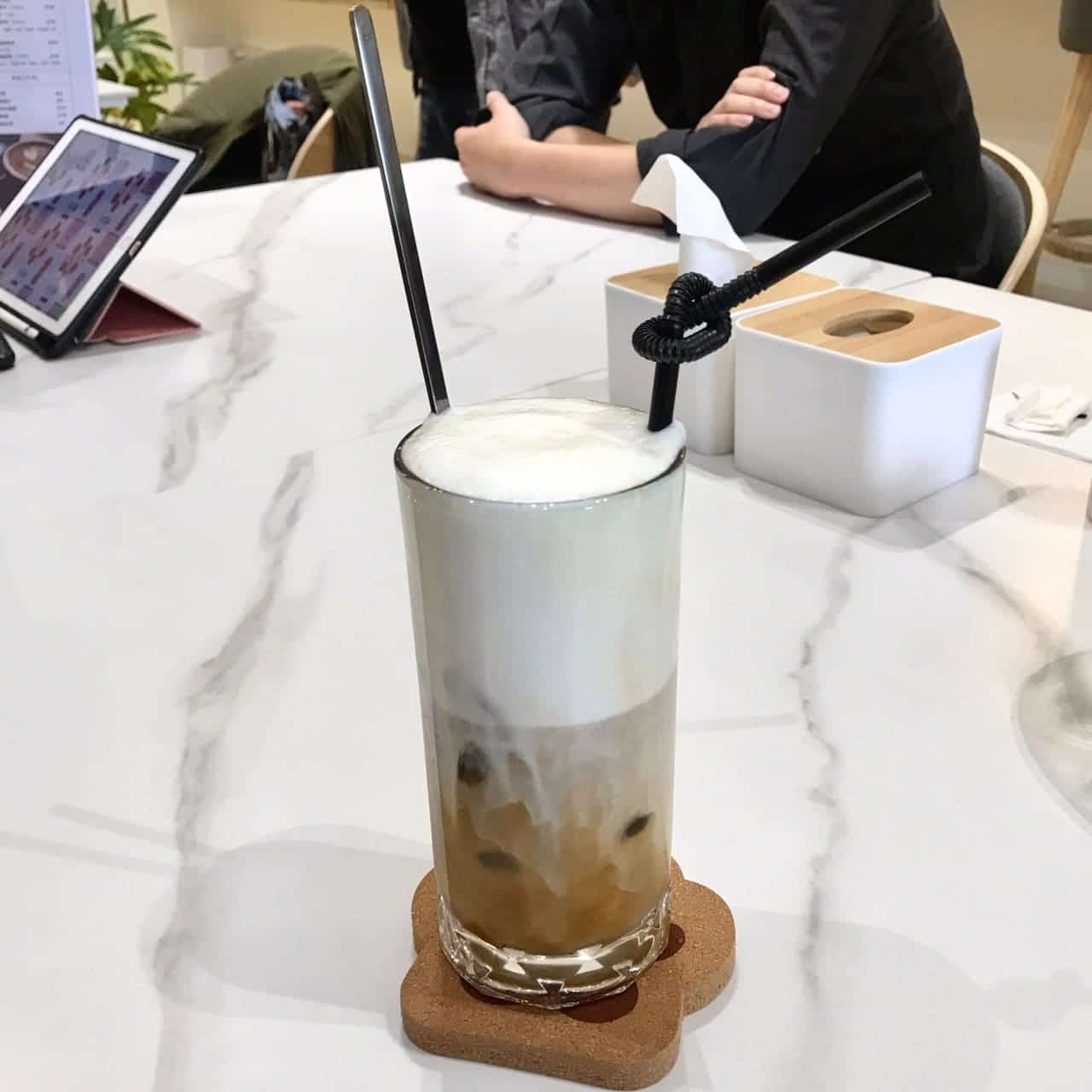 聊療貓Bar共學空間|萌貓咖啡廳可愛爆擊,融化你的心!出乎意料的多元療癒好去處~ 12 叮咚News|分享新奇與樂趣 - 圖11 冰拿鐵