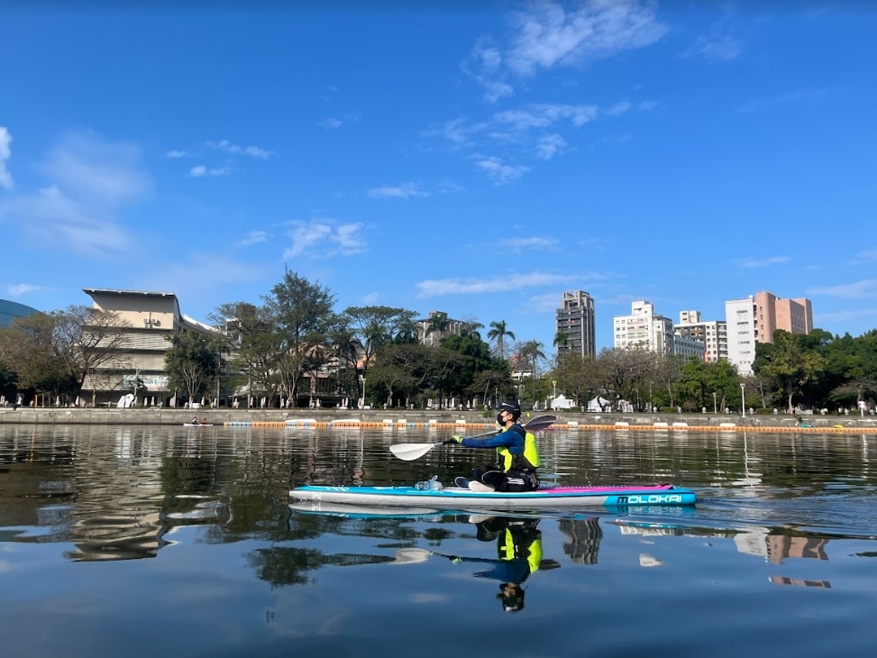 【戶外運動】近年超夯SUP水上運動,從愛河水面仰看城市美景! 8 叮咚News|分享新奇與樂趣 - 欣賞愛河