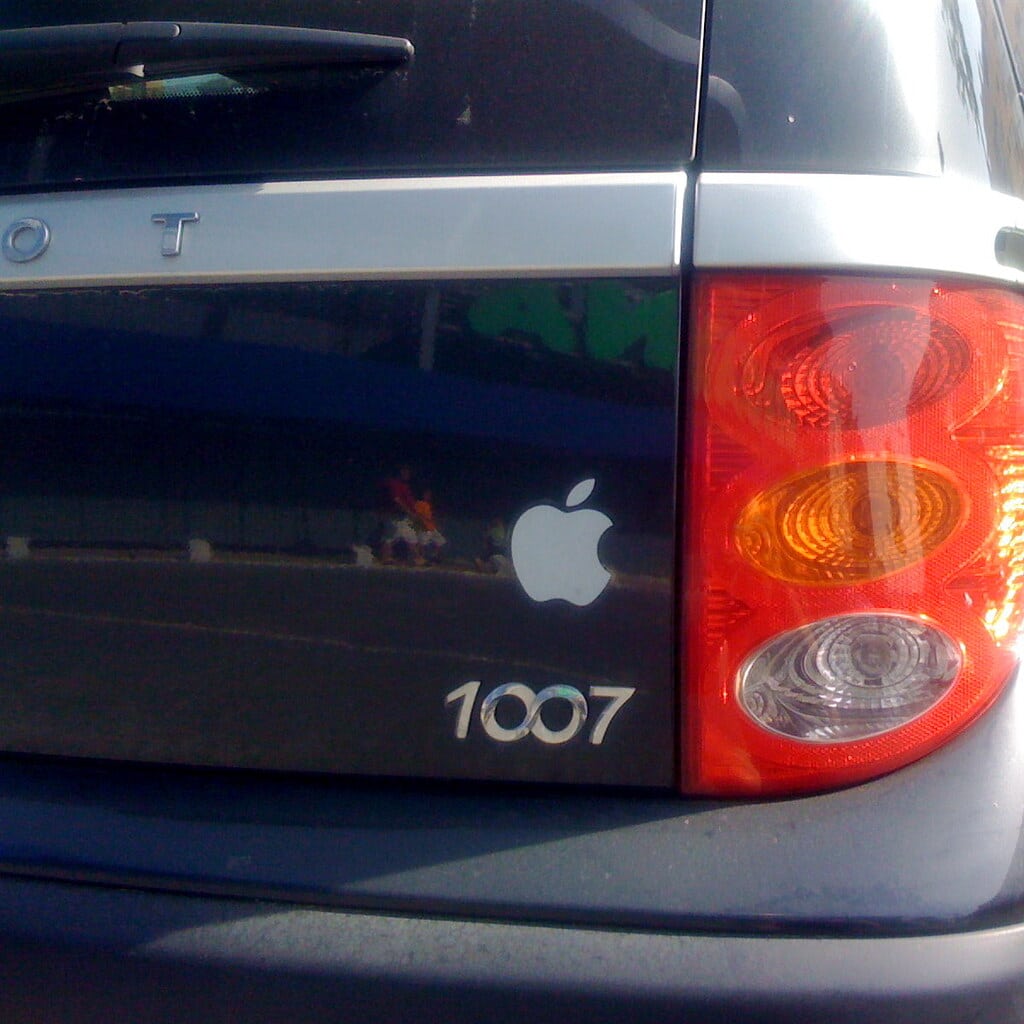 圖七 貼著蘋果貼紙的汽車