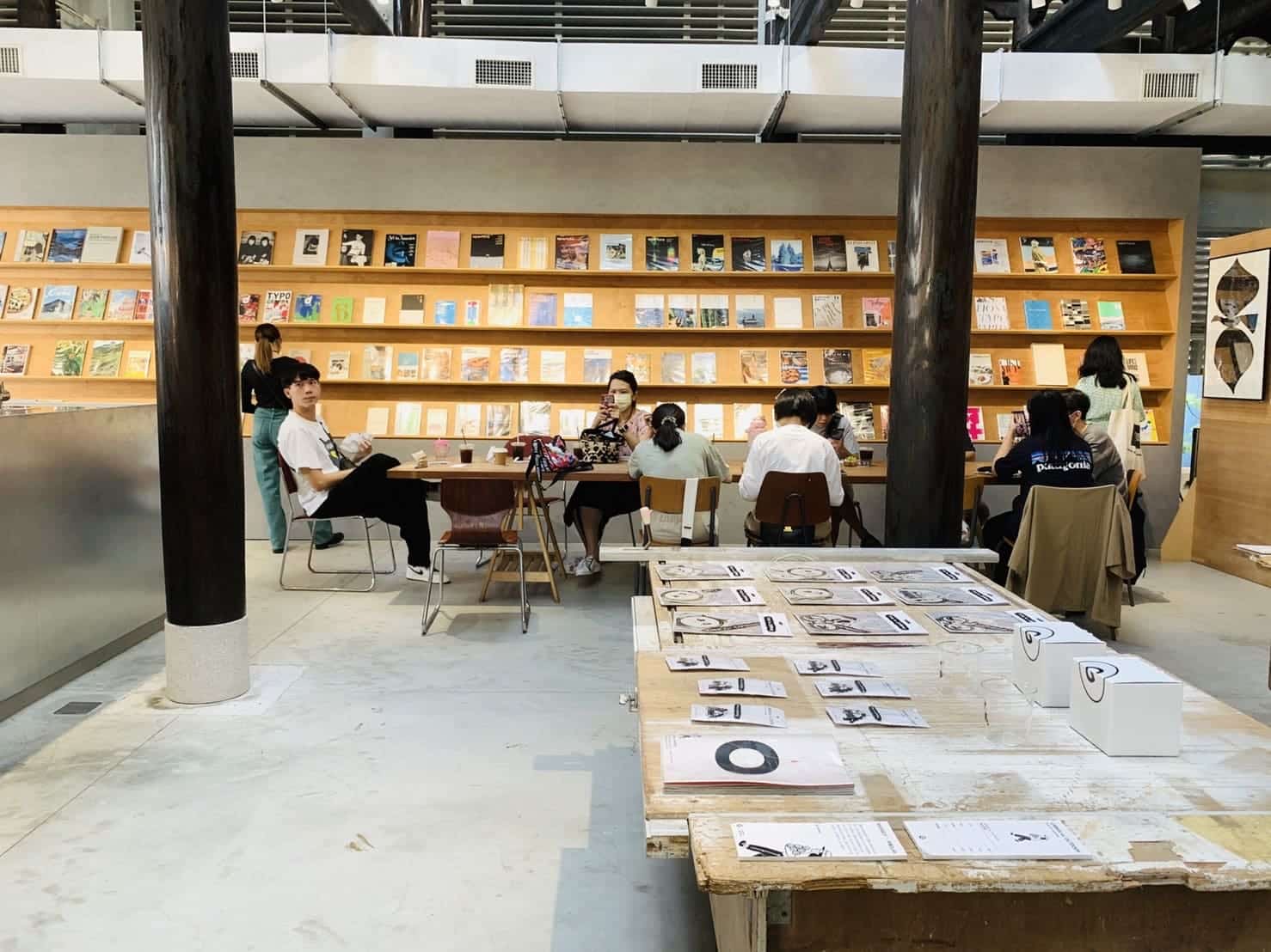 叮咚News｜分享新奇與樂趣 - 圖15 展演空間多處設有日本選書書櫃與文青刊物
