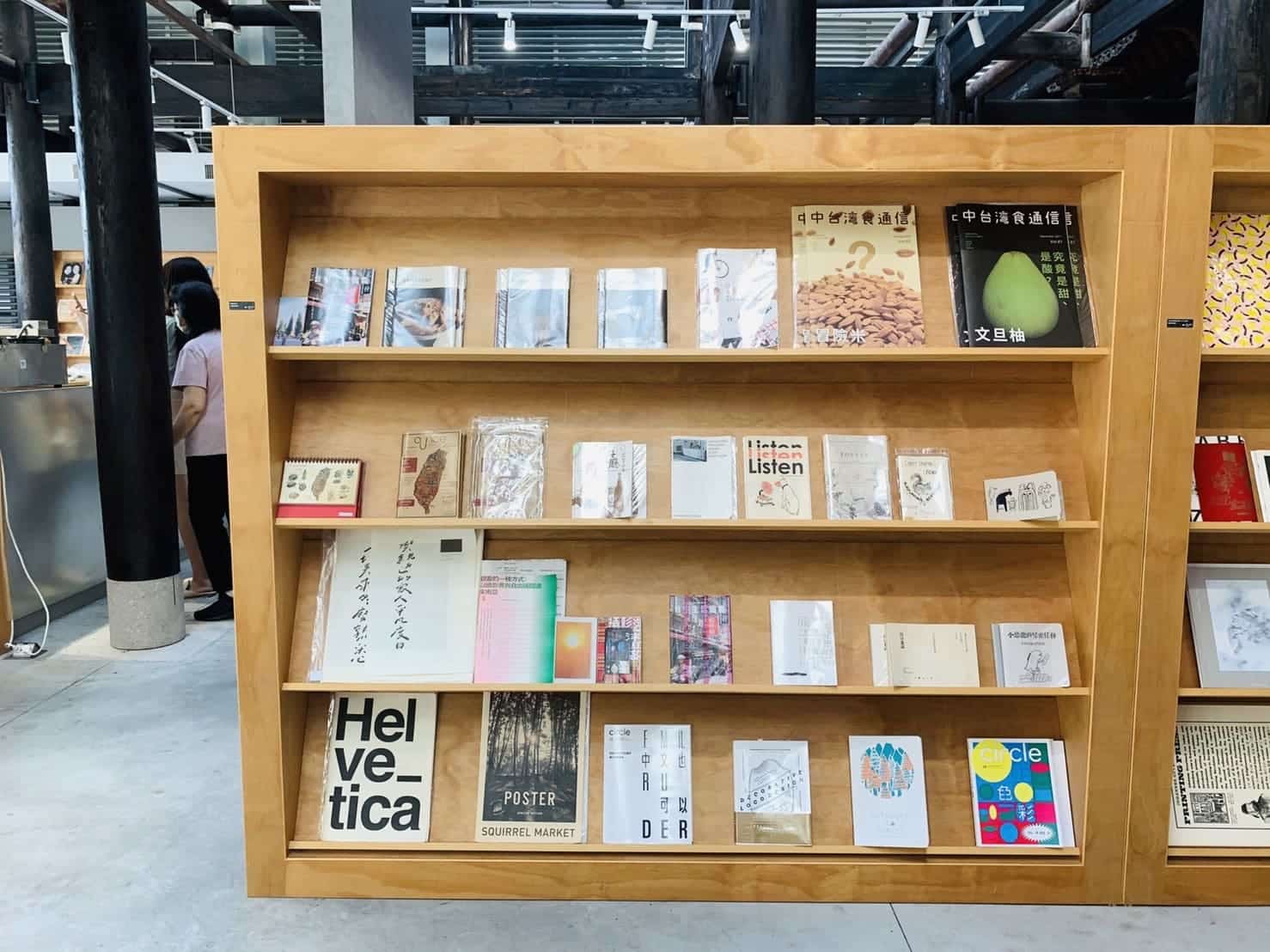 叮咚News｜分享新奇與樂趣 - 圖15 展演空間多處設有日本選書書櫃與文青刊物
