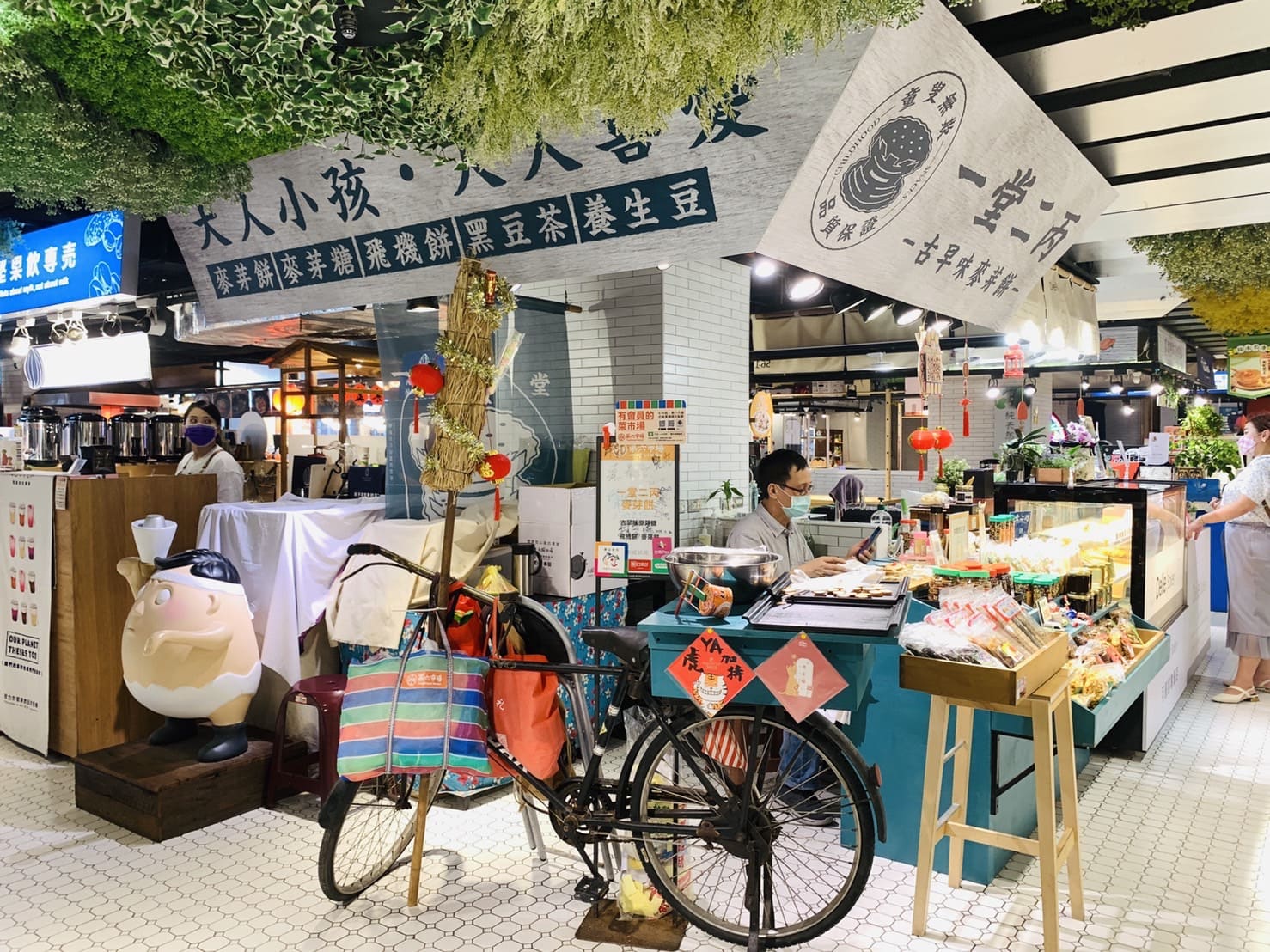 台中BRT「一日遊路線」帶你輕鬆玩!搭乘公車走訪台中舊城、盤點老字號小吃、必去文青打卡景點! 10 叮咚News|分享新奇與樂趣 - 圖4 經過創意改造的市場攤位