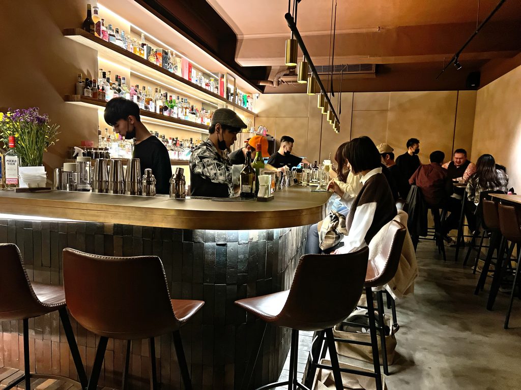西門深夜酒吧 Westland|營業到五點|超夯甜點系調酒|獨自喝酒也可很嗨 凌晨3點依然熱鬧的Westland