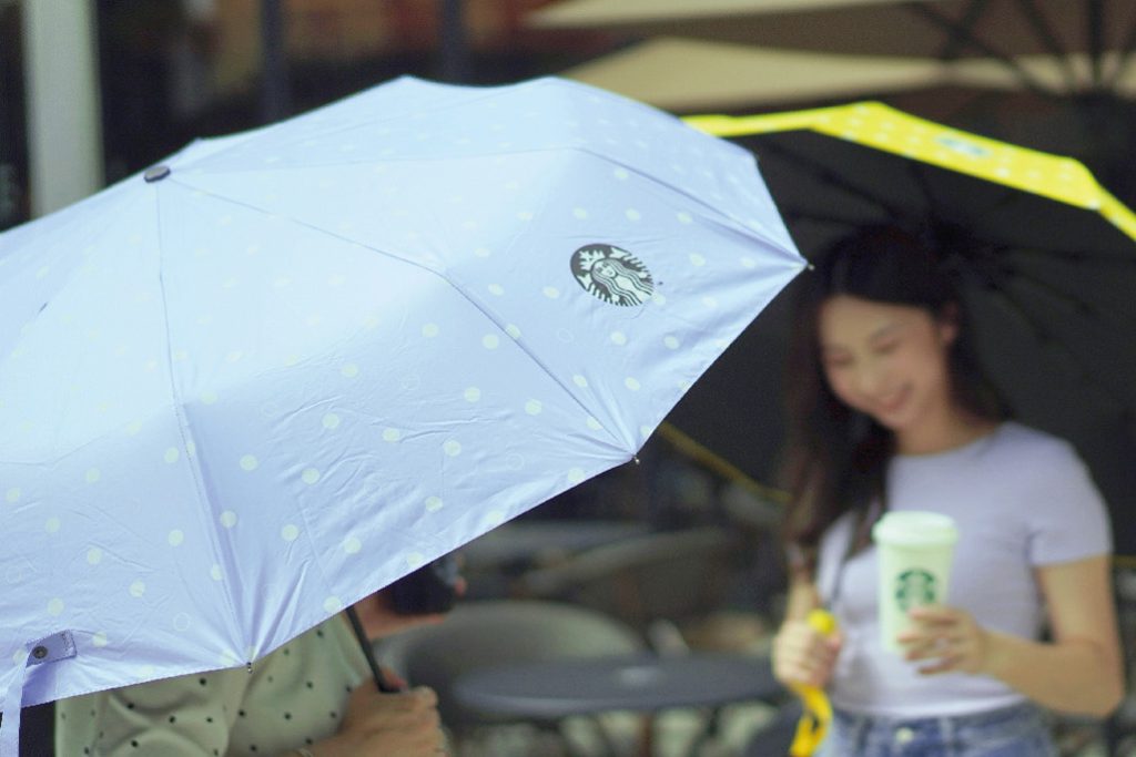 叮咚News｜分享新奇與樂趣 - 圖6 初夏活力自動傘乙把 圖片來源：星巴克