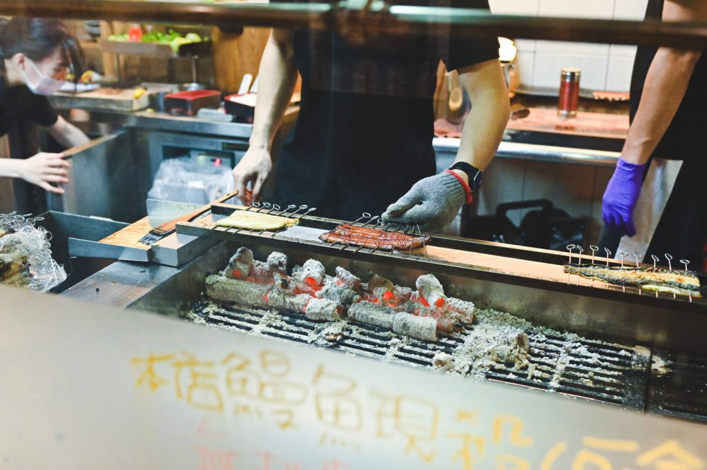 叮咚News｜分享新奇與樂趣 - 圖六 透明玻璃能直接看到廚房炭烤慢鰻魚的過程