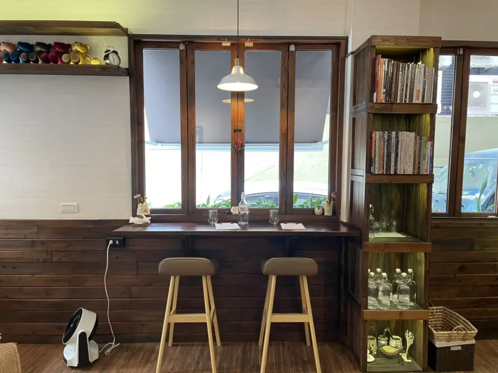 奧爾司咖啡 Ours Cafe|隱身都市的歐風木屋,恬靜溫馨,沈浸手工蛋糕的美好~ 店內座位區