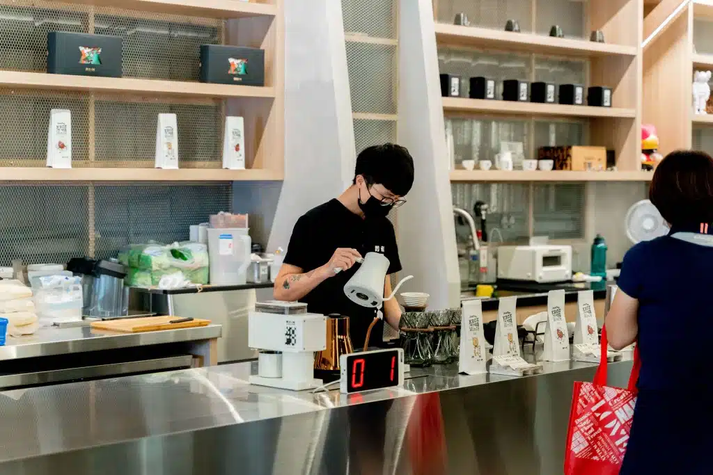 【台中跨蒔咖啡】KroXCoffee 新概念店|工業風裝潢的天花板!工廠變身文青咖啡店 叮咚News|分享新奇與樂趣