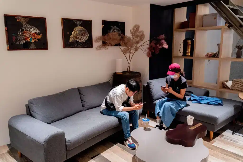 【台中跨蒔咖啡】KroXCoffee 新概念店|工業風裝潢的天花板!工廠變身文青咖啡店 叮咚News|分享新奇與樂趣