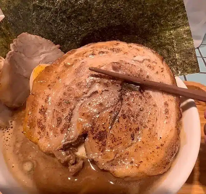 山下公園 |肉食主義最愛的台中拉麵,巨大叉燒和特濃湯頭絕對一吃上癮 叮咚News|分享新奇與樂趣