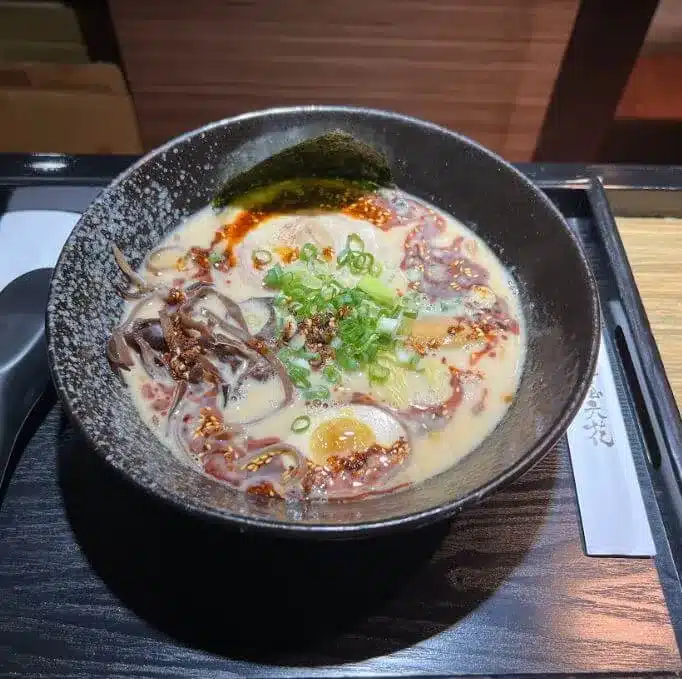 麵屋六花 |6種特濃豚骨拉麵一次滿足,火烤「花椒豚骨」香味撲鼻,口水滴不完啦! 4 叮咚News|分享新奇與樂趣 - 圖四 花椒豚骨拉麵
