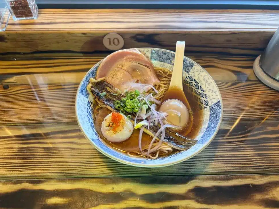 【台北拉麵推薦】崇灯拉麵|台灣罕見的魚貝系湯頭,整條星鰻、大顆干貝之超豪華陣容 叮咚News|分享新奇與樂趣