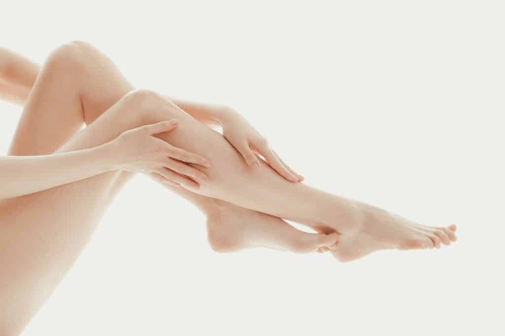 叮咚News｜分享新奇與樂趣 - person touching her legs with her fingers 1