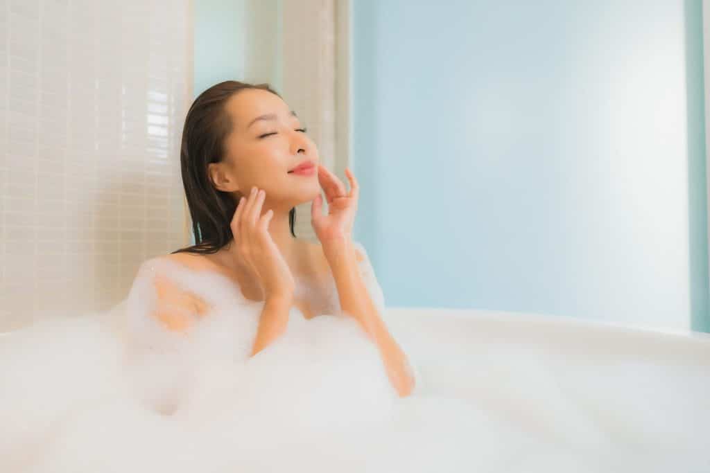 叮咚News｜分享新奇與樂趣 - portrait beautiful young asian woman relax smile bathtub bathroom interior 1