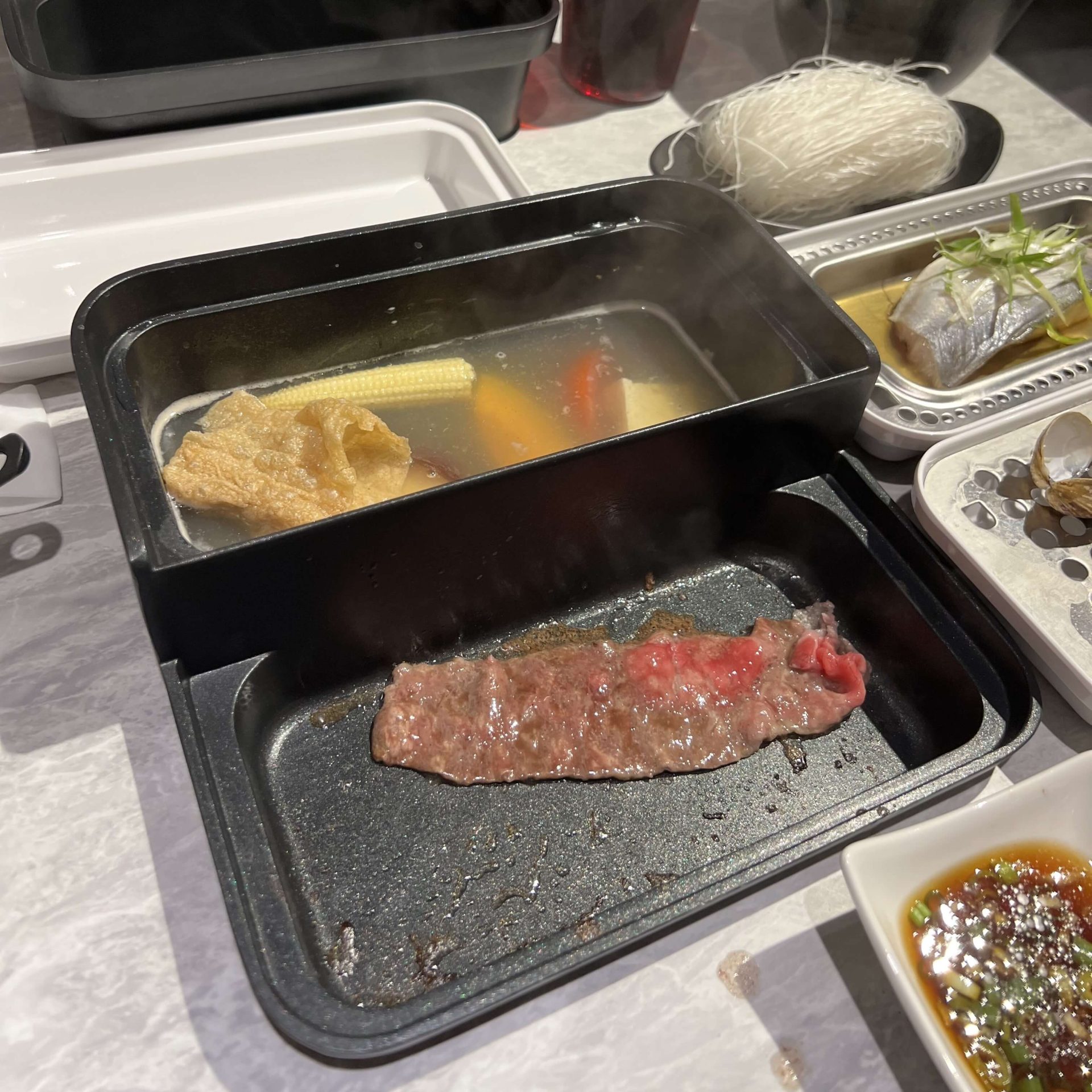 板橋火鍋推薦|天富即食鍋,找回高端食材的原味,煎烤蒸煮炖一次滿足的超強鍋物,用各種方式吃遍肉與海鮮 叮咚News|分享新奇與樂趣