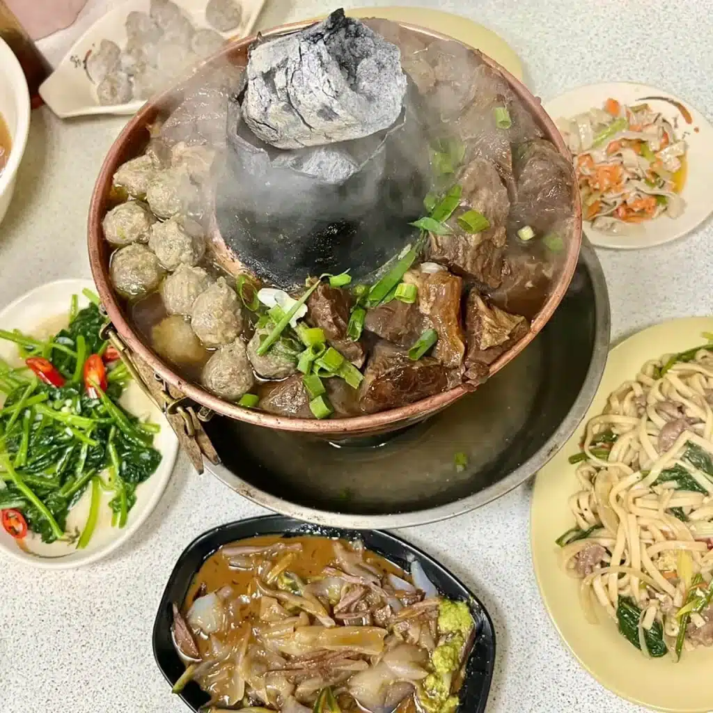 台中清真恩德元餃子館|老饕都愛的「炭烤牛肉火鍋」啦!必吃小和牛厚牛塊、蔥薑牛肉丸 1 叮咚News|分享新奇與樂趣 - 圖1 滿桌美餚大滿足