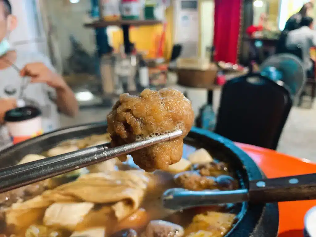 【台中西區火鍋】食藝石頭火鍋|古早味桌邊現炒火鍋,麻油香氣四溢超犯規!半自助式豐富食材隨意自取 21 叮咚News|分享新奇與樂趣 - 圖23 傳統排骨酥