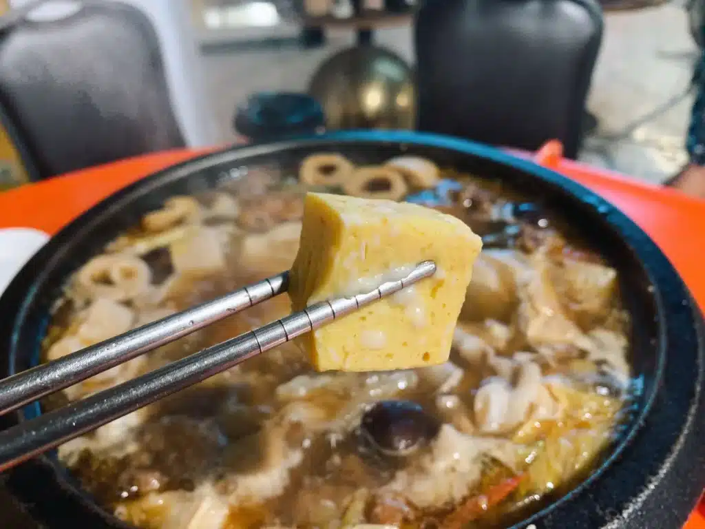 【台中西區火鍋】食藝石頭火鍋|古早味桌邊現炒火鍋,麻油香氣四溢超犯規!半自助式豐富食材隨意自取 26 叮咚News|分享新奇與樂趣 - 圖28 白乳酪魚豆腐