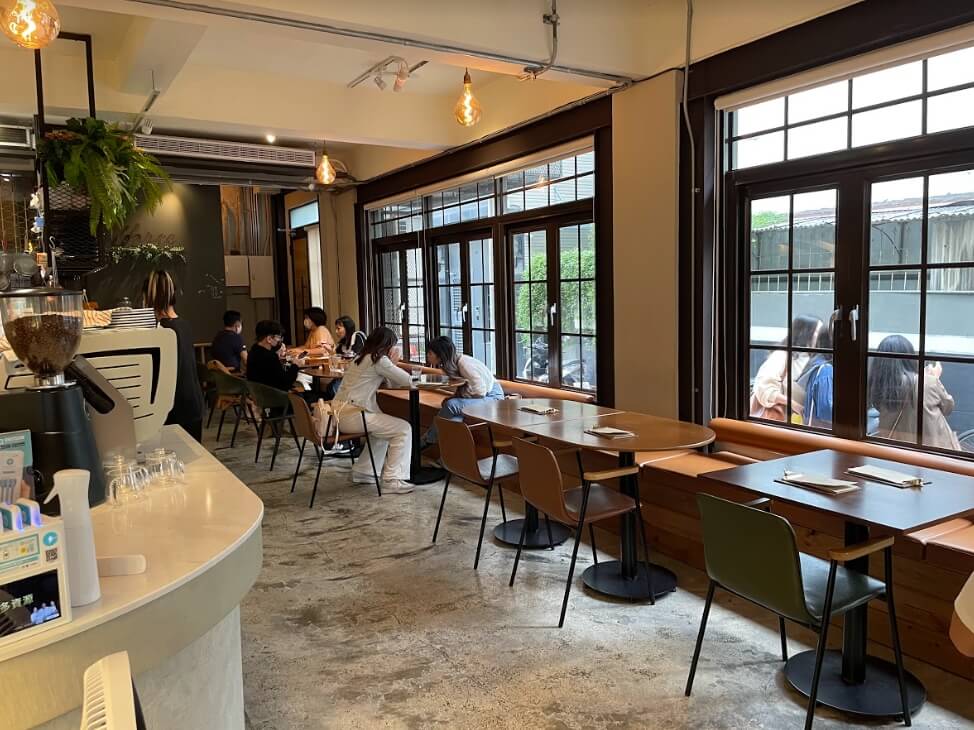 叮咚News｜分享新奇與樂趣 - 圖2，At three cafe一樓內部空間