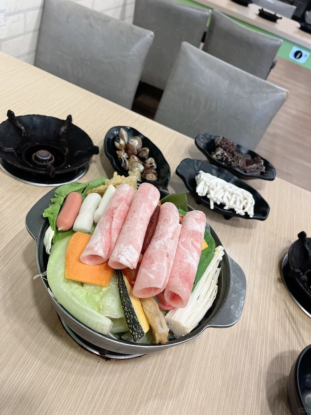 8間桃園小火鍋推薦|唸書4年吃了數十遍的美味,性價比超高的在地美食、吃到飽、麻辣、起司牛奶、酸菜白肉都有(2025更新版) 鍋賣局