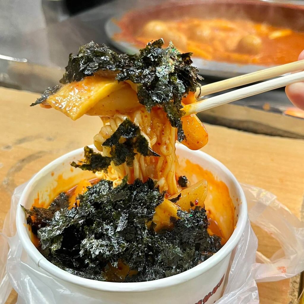 台中逢甲夜市10大必吃美食推薦!泡菜雞排、甘梅薯條、乾燒蛤、麻辣燙,讓你飽到天靈蓋! 17 叮咚News|分享新奇與樂趣 - 圖17 起司泡麵辣炒年糕特寫