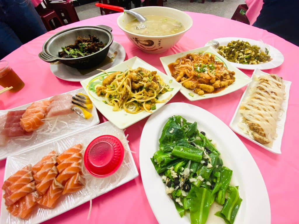『阿興生魚片』後壁湖美食|百元綜合生魚片、必點奶油辣泡蝦,超豐富海鮮讓你飽到天靈蓋! 海產料理