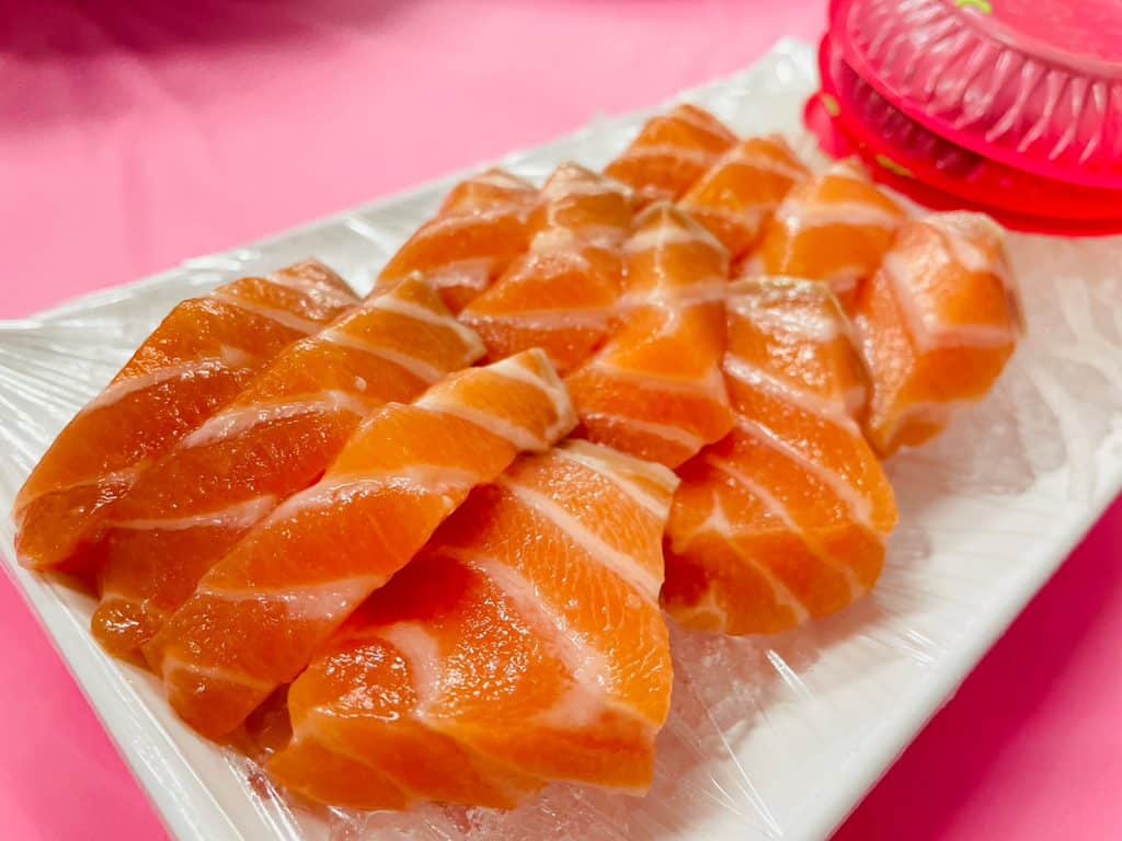 『阿興生魚片』後壁湖美食|百元綜合生魚片、必點奶油辣泡蝦,超豐富海鮮讓你飽到天靈蓋! 鮭魚生魚片