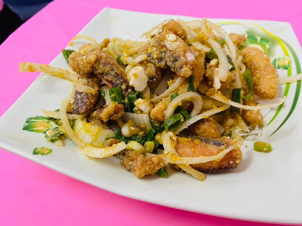 『阿興生魚片』後壁湖美食|百元綜合生魚片、必點奶油辣泡蝦,超豐富海鮮讓你飽到天靈蓋! 金沙魷魚