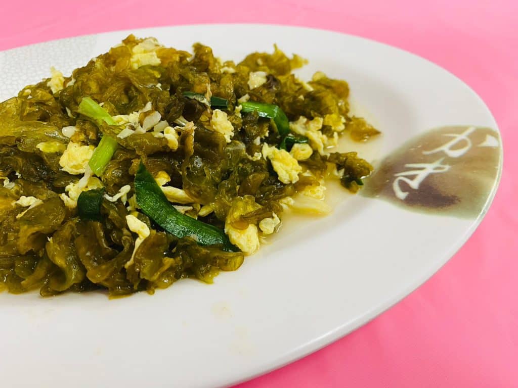 『阿興生魚片』後壁湖美食|百元綜合生魚片、必點奶油辣泡蝦,超豐富海鮮讓你飽到天靈蓋! 雨來菇炒蛋