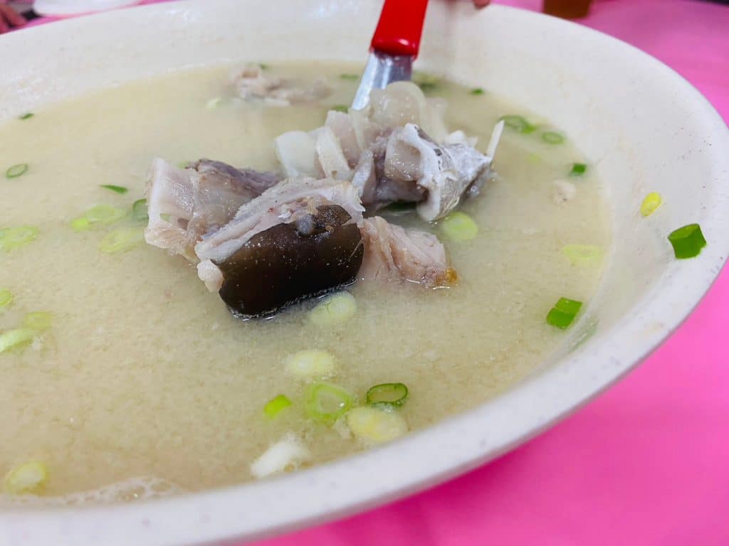 『阿興生魚片』後壁湖美食|百元綜合生魚片、必點奶油辣泡蝦,超豐富海鮮讓你飽到天靈蓋! 鮮魚湯