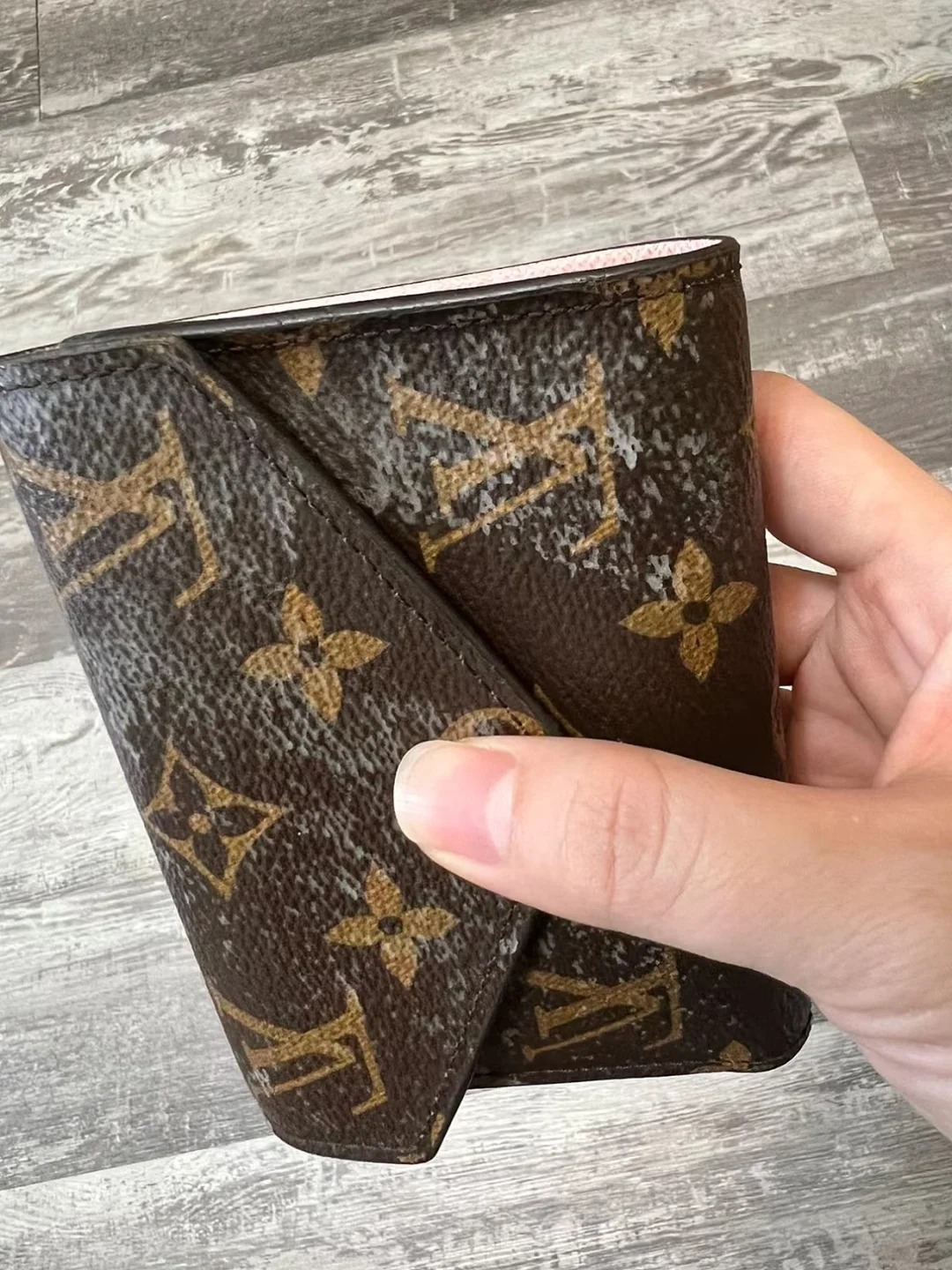 沒有除濕發霉的皮革