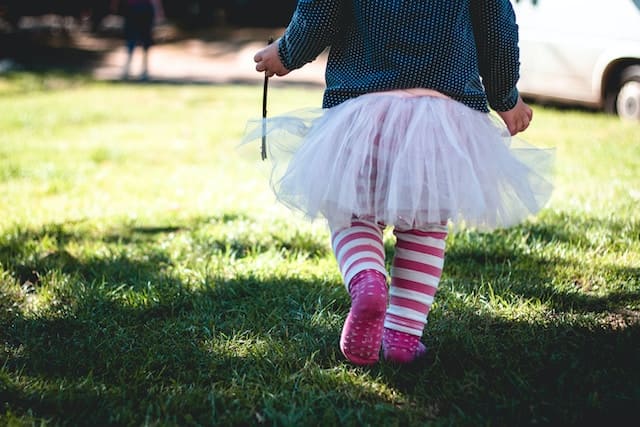 【2025嬰幼兒防蚊推薦】揮別紅腫!10款暢銷嬰幼兒防蚊液&產品,天然又有效,驅趕蚊蟲專門 嬰幼兒防蚊推薦-穿長褲、襪子是避免蚊蟲叮咬的最佳方法喔