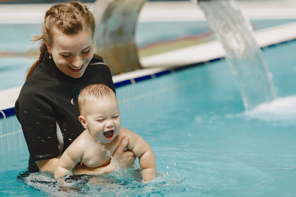 Cocco Spa寶寶游泳-爸媽陪著寶寶一起游泳，可以增加依附感和正向互動