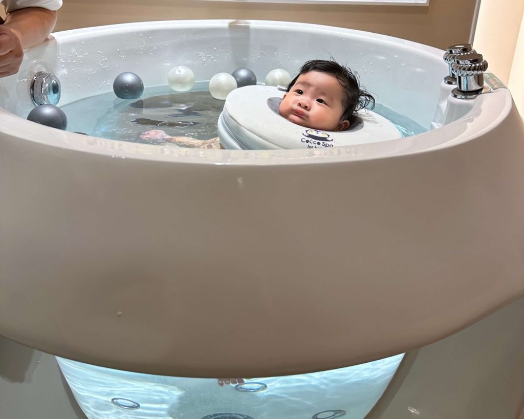 Cocco Spa寶寶游泳-太空艙Spa水池可以看到寶寶在水中快樂地踢腳~
