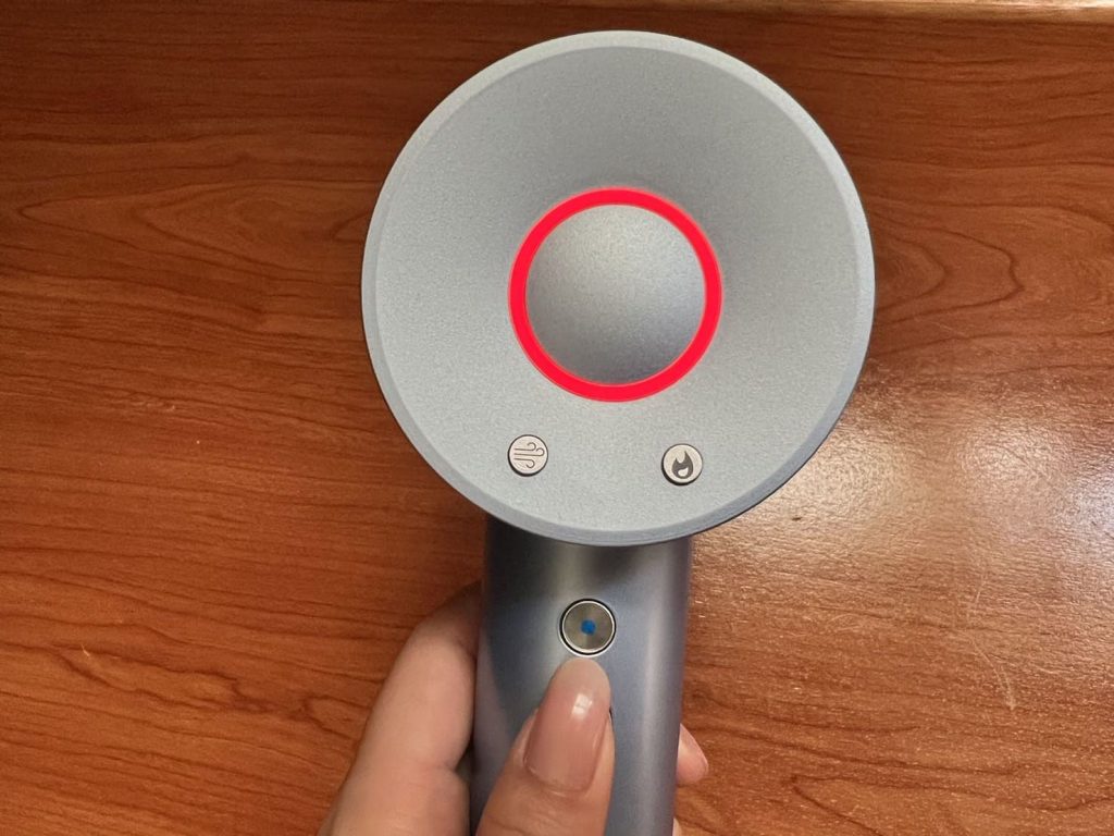 晴鑫科技高速負離子吹風機|開箱評價:必買沙龍等級吹風機,輕鬆擁有髮絲柔潤光澤 晴鑫科技高速負離子吹風機-三色燈環設計,LED燈環會顯示其紅色-熱風