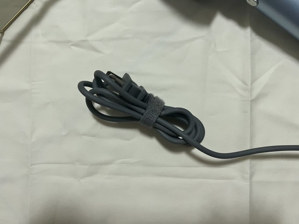 晴鑫科技高速負離子吹風機|開箱評價:必買沙龍等級吹風機,輕鬆擁有髮絲柔潤光澤 晴鑫科技高速負離子吹風機-附收納線,貼心設計讓線路不打結。