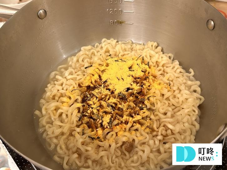 【韓國辣雞麵】韓國辣雞麵開箱評價!口味、價格、試吃心得一次看完! 辣雞肉鐵板炒麵|起司風味烹煮過程