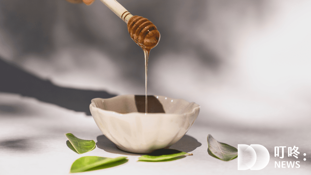 【蜂膠推薦】5大蜂膠功效與4個蜂膠禁忌注意,蜂膠怎麼吃?蜂王膠又是什麼?有副作用嗎?能治療喉嚨痛嗎? 叮咚News|分享新奇與樂趣