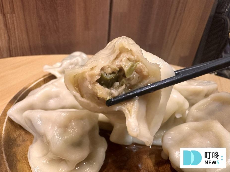 【曾餃子】冷凍水餃開箱:用料扎實、湯汁四溢的爆漿豬肉水餃真心大推! 曾餃子剝皮辣椒剖面