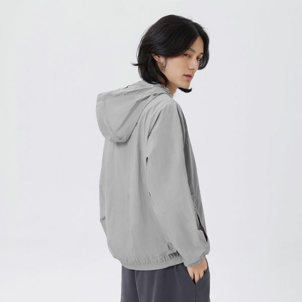 【Gap】男女同款 Logo輕便防曬連帽休閒外套 輕透氣系列：圖片 2