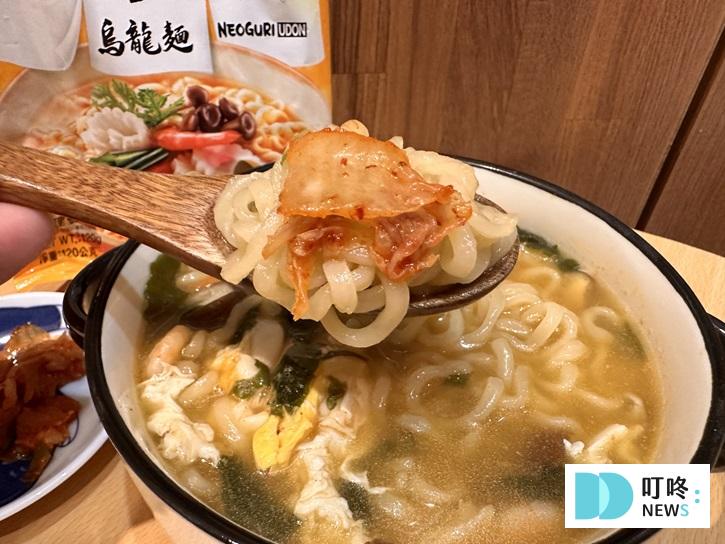 【韓國浣熊炸醬麵】浣熊炸醬麵開箱評價!韓式炸醬特有的黑色醬體,絕對值得一試! 浣熊海鮮+泡菜